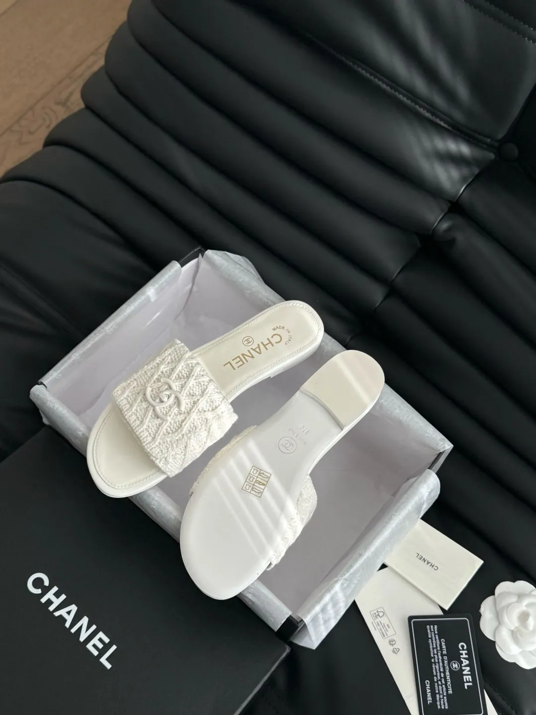 👟👟Ex-factory price 400👟👟 Women's Shoes Women's Clothing Chanel 25C New School Bag Buckle Slippers Return of the classic school bag buckle design Special Vintage full of retro flavor Loafers have also grown to the aesthetic level Cowhide upper, sheepskin lining Original outsole Size: 35-39 40 41 42 Customized, non-refundable and non-exchangeable